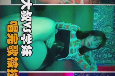 身材极品学生妹和大叔炮友歌厅大战撩起裙子摸逼被拉到洗手间后入啪啪