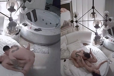 酒店监控白皙性感的漂亮美女和自称很厉害的大叔酒店约啪说我要不许射啊才18分钟还吹牛1个小时_男说我怕你挺不住