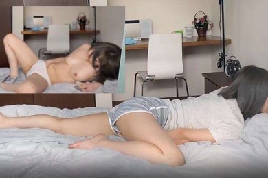 偷窥邻家小姐姐寂寞难耐床上自慰