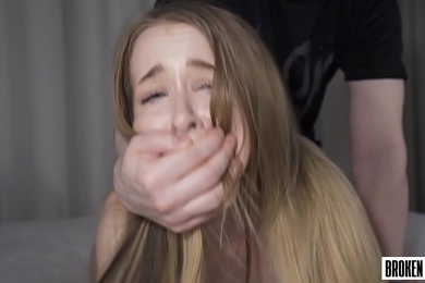 娇小的少女第一次粗暴三人行中被猛击