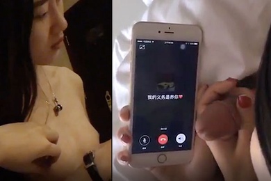 女大学生援交被操的时候主动交代以前有没有被颜射过期间男朋友还打来电话