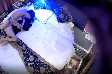 酒店偷拍情趣酒店偷拍高质量情侣打炮面容姣好的美少妇情趣房的灯光增进乐趣妹子很主动骑在身上大幅度动作干完一炮还不满足