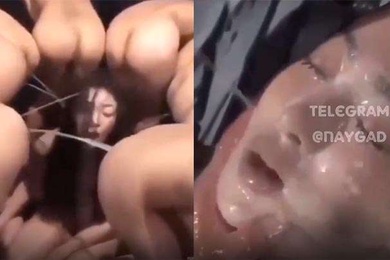 一群人围着放屎放尿这是要把人淹死吗