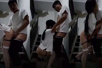 学生自拍做爱楼梯做爱快速抽插