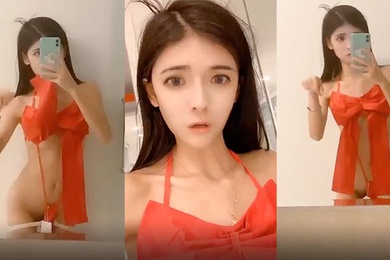 喜欢在厕所拍摄自己性感视频