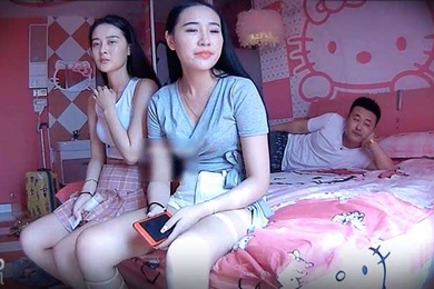 珍稀情趣酒店粉红套房偷拍朋友刚走小肥哥就迫不及待按到模特级别女友啪啪鸡巴还挺大的对白清晰