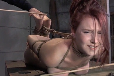 你玩过这样趴着被捆绑的虐性爱吗