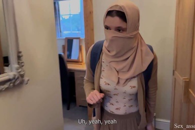 害羞的继母和儿子在酒店共用一张床