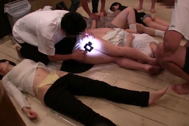 下药迷奸一群美女找个最漂亮的操