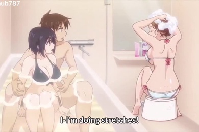 妈妈洗澡的当儿两兄妹在浴缸里玩耍