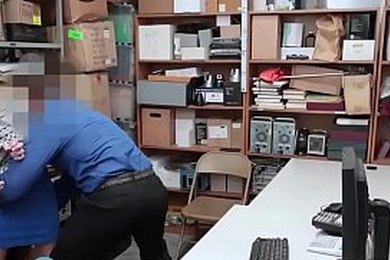 狂热的金发少女小偷被商店保安指交和性交