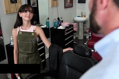 小宝贝SerenaHill的紧致小穴被巨屌猛戳和拉伸